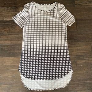 Short-sleeve Black-and-White shift dress